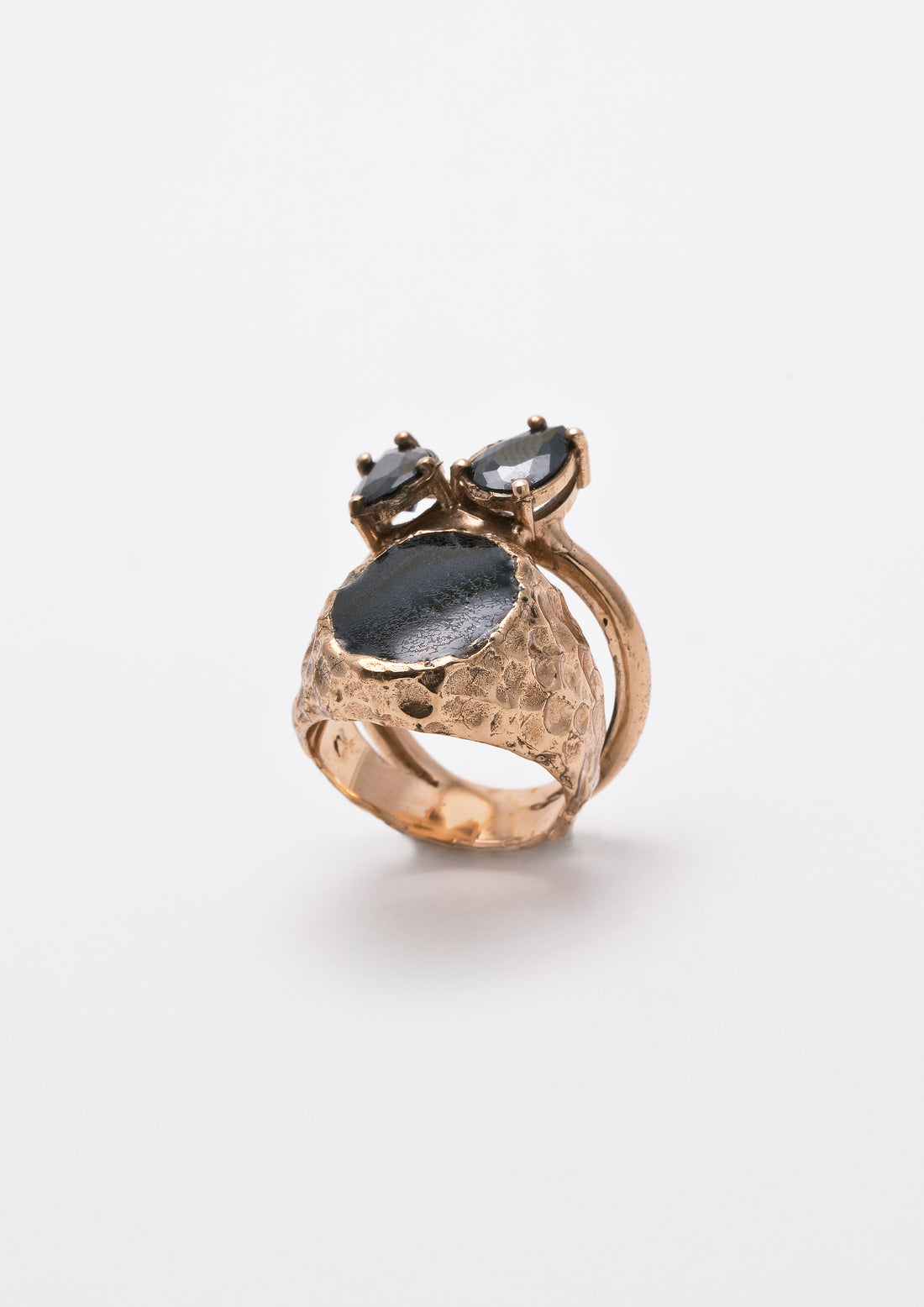 Black sigillum ring w/ drops